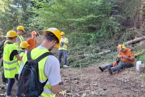 Nous avons pu écouter les explications du bûcheron sur son travail et ses outils. Ici, il a préparé son tronçonneuse pour l'abattage d'un arbre.