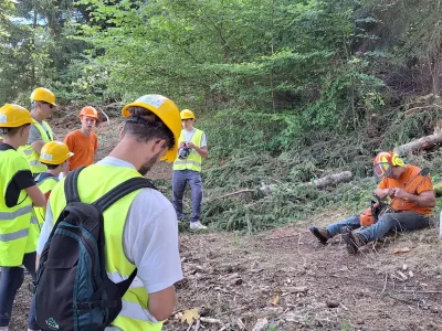 Nous avons pu écouter les explications du bûcheron sur son travail et ses outils. Ici, il a préparé son tronçonneuse pour l'abattage d'un arbre.