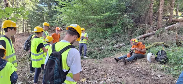 Nous avons pu écouter les explications du bûcheron sur son travail et ses outils. Ici, il a préparé son tronçonneuse pour l'abattage d'un arbre.