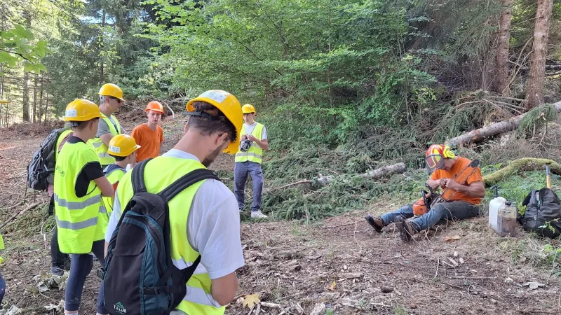 Nous avons pu écouter les explications du bûcheron sur son travail et ses outils. Ici, il a préparé son tronçonneuse pour l'abattage d'un arbre.