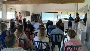 Pendant les explications de Cédric Rullier, entraîneur de l'équipe 1ère du GFA Rumilly-Vallières.