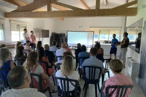 Pendant les explications de Cédric Rullier, entraîneur de l'équipe 1ère du GFA Rumilly-Vallières.
