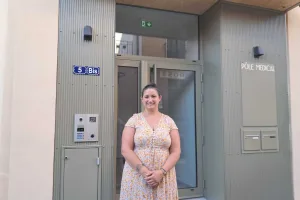 Clémence Dadole est la coordinatrice santé de nombreux centres du groupe Médeor qui permet aux médecins d'exercer en salariat.