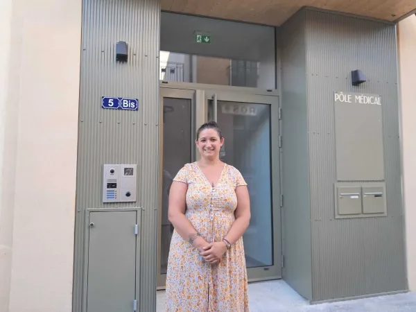 Clémence Dadole est la coordinatrice santé de nombreux centres du groupe Médeor qui permet aux médecins d'exercer en salariat.