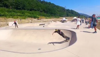 Débutant ou rider confirmé, venez glisser sur le plus grand skatepark de Savoie