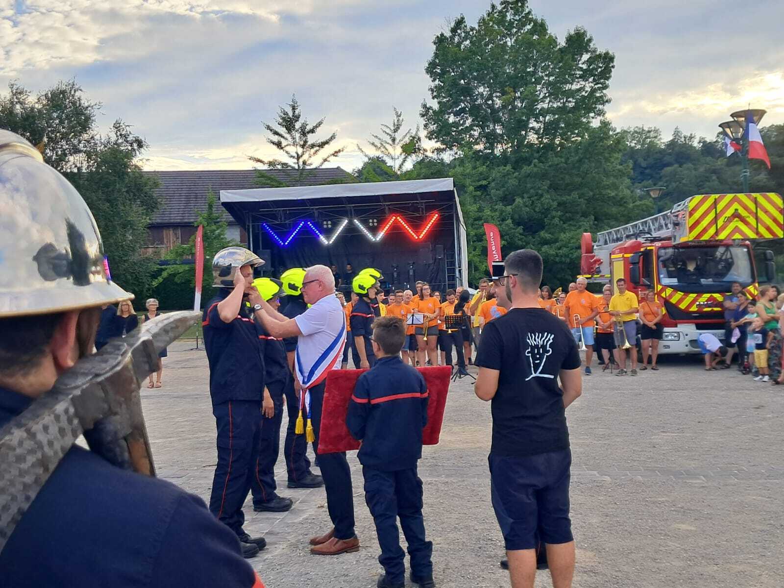 Honneur. Plusieurs sapeurs-pompiers ont reçu leur nouveau grade et un casque. - Photo : Alexis Fernandez 