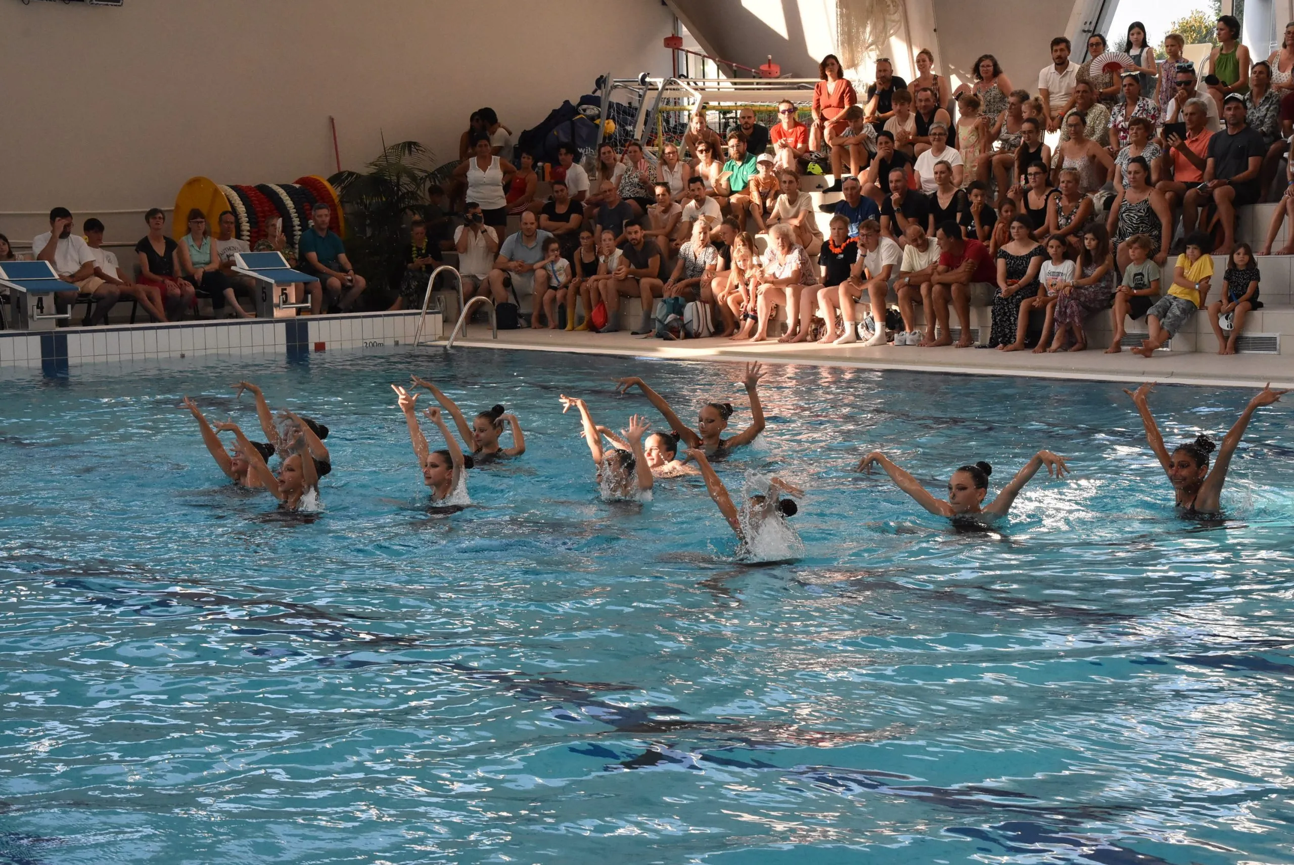 Prestation d'un groupe de 11 jeunes filles.