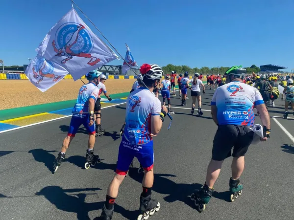 Les membres du Roller club Rumilly ont fièrement porter son étendard.