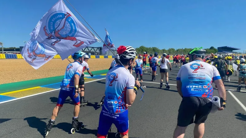 Les membres du Roller club Rumilly ont fièrement porter son étendard.
