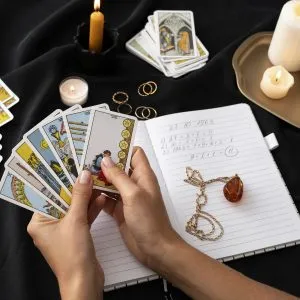 Cartes, pendule, lignes de la main, numérologie, voyance sans support... Toute une diversité d'arts divinatoires seront à découvrir.