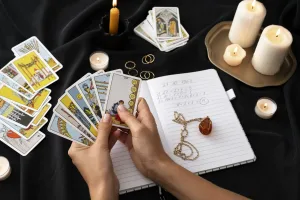 Cartes, pendule, lignes de la main, numérologie, voyance sans support... Toute une diversité d'arts divinatoires seront à découvrir.