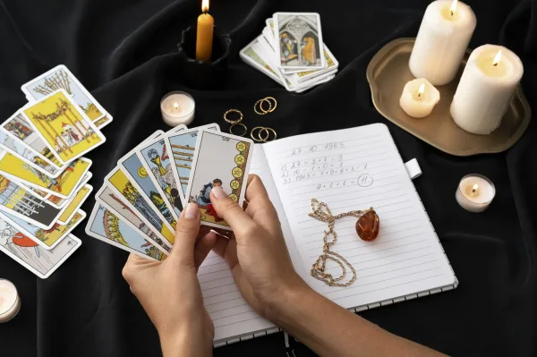 Cartes, pendule, lignes de la main, numérologie, voyance sans support... Toute une diversité d'arts divinatoires seront à découvrir.