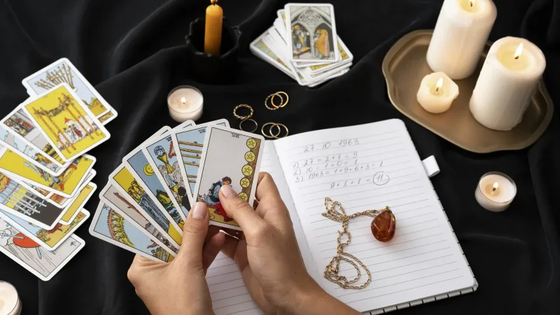 Cartes, pendule, lignes de la main, numérologie, voyance sans support... Toute une diversité d'arts divinatoires seront à découvrir.