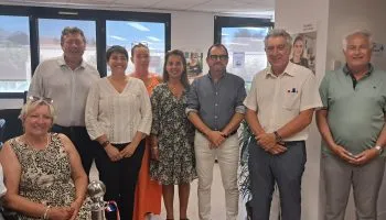 Elus, partenaires et binôme du relais, en présence de la secrétaire générale de la préfecture lors de l'inauguration vendredi 28 juin à Aix-les-Bains, dans les locaux du CCAS.