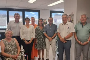 Elus, partenaires et binôme du relais, en présence de la secrétaire générale de la préfecture lors de l'inauguration vendredi 28 juin à Aix-les-Bains, dans les locaux du CCAS.