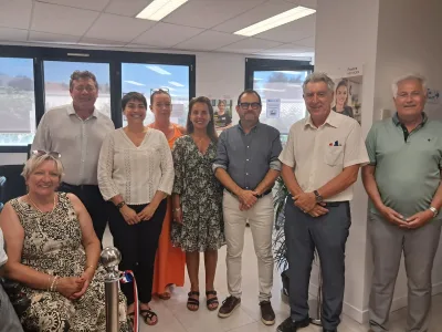 Elus, partenaires et binôme du relais, en présence de la secrétaire générale de la préfecture lors de l'inauguration vendredi 28 juin à Aix-les-Bains, dans les locaux du CCAS.