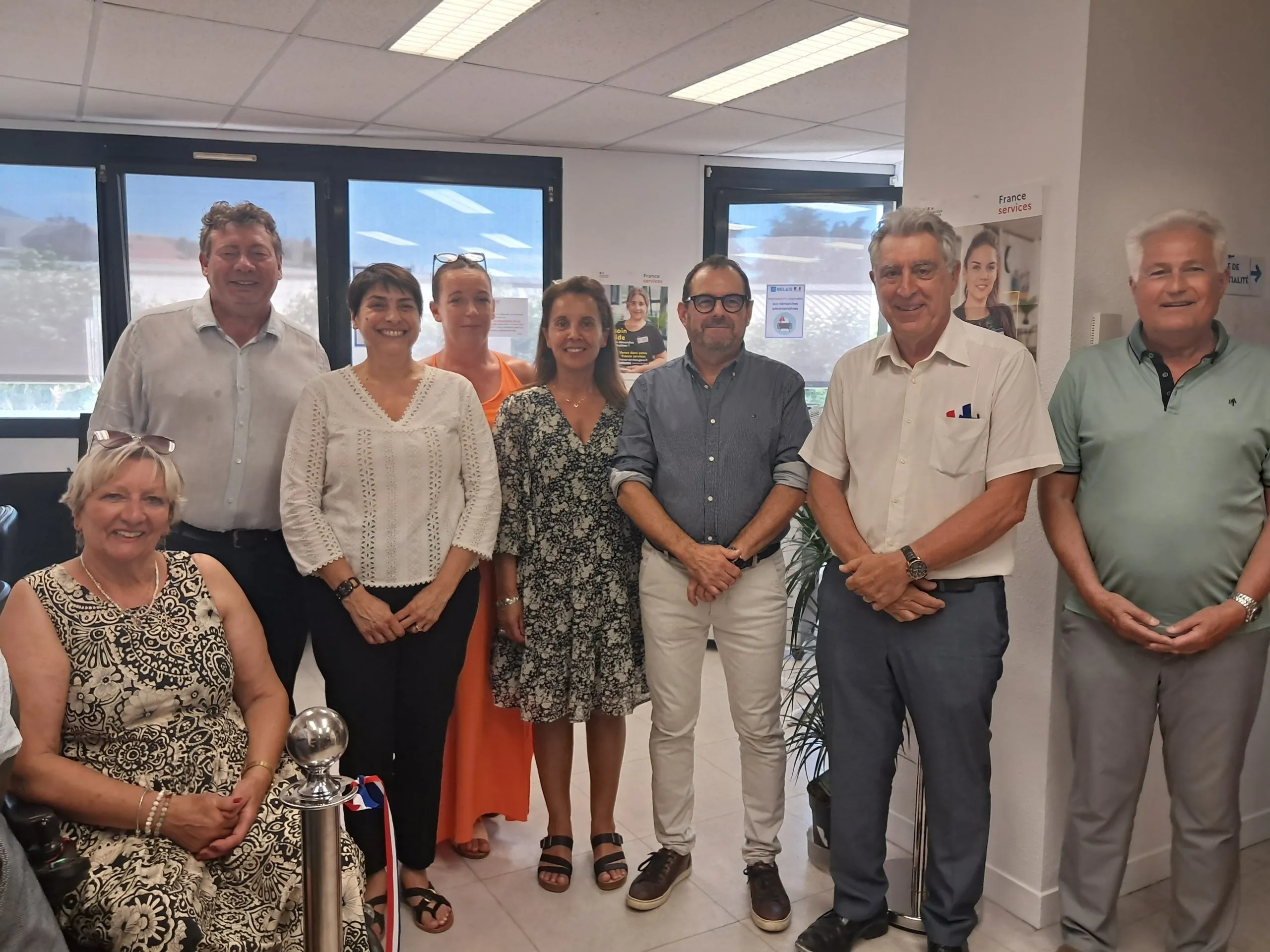 Elus, partenaires et binôme du relais, en présence de la secrétaire générale de la préfecture lors de l'inauguration vendredi 28 juin à Aix-les-Bains, dans les locaux du CCAS.