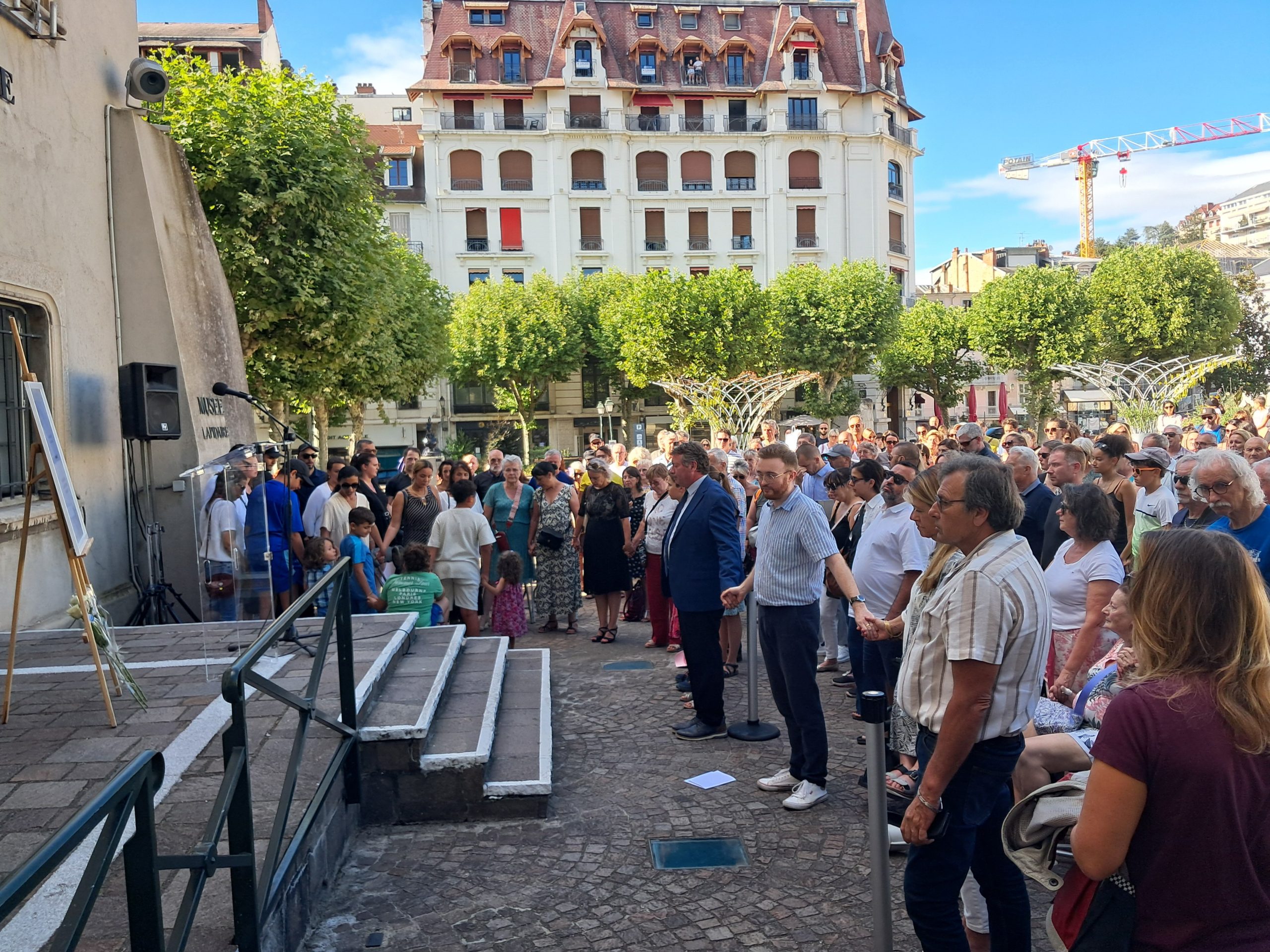 minute de silence main dans la main - Photo : Claire Castelar