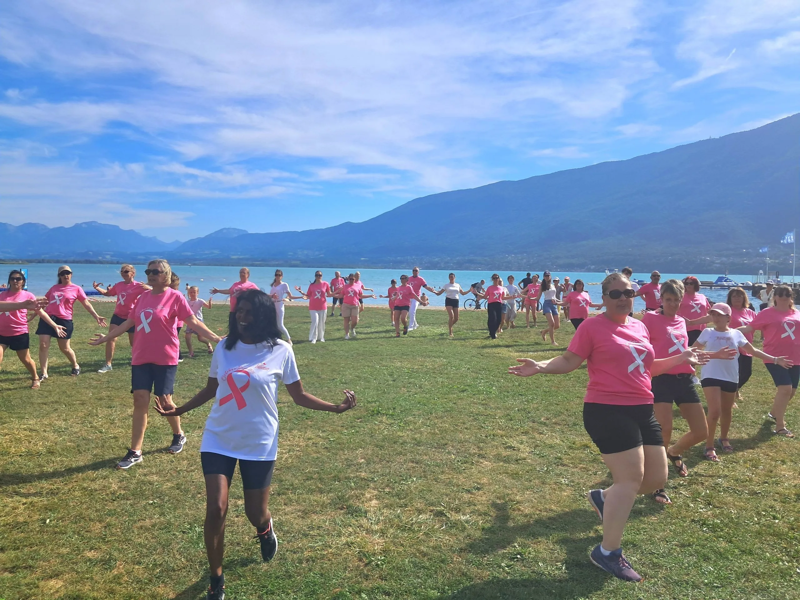 Aix-les-Bains : L'hôpital a tourné un flashmob pour sensibiliser au cancer du sein