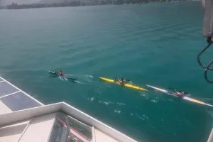 Kayakist trop proche des bateaux de crosière.
