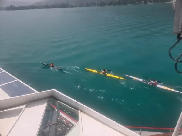 Kayakist trop proche des bateaux de crosière.