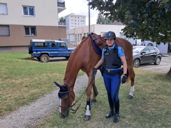 Jeanne est gendarme à la brigade de Rumilly - Alby et membre de la brigade équestre cet été.