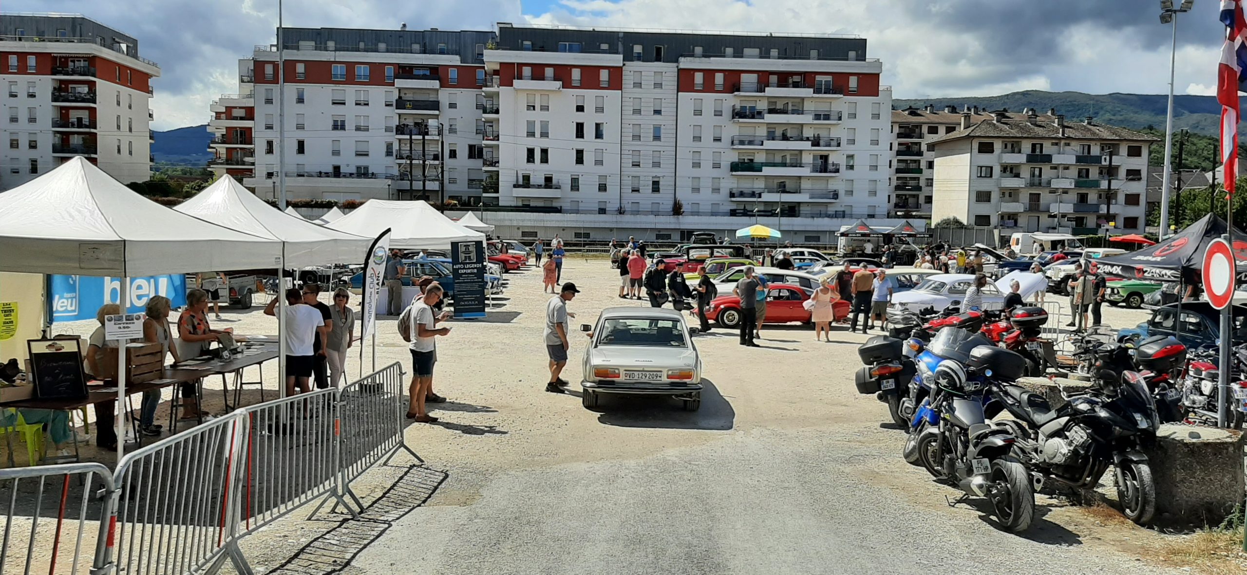 De nombreux stands sont présents sur place. - Photo : Club auto rétro de L'albanais