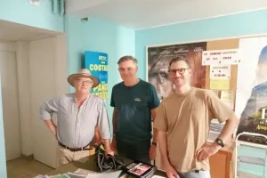 Le réalisateur, le pilote de drone et le monteur.