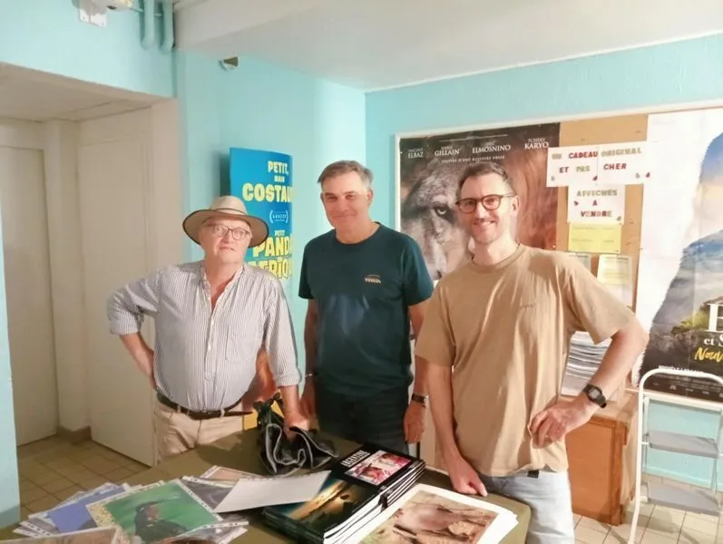 Le réalisateur, le pilote de drone et le monteur.