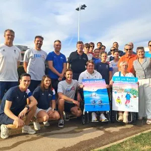 L'équipe de France de para natation aux côtés d'élus d'Aix-les-Bains et de Grand Lac, lundi 25 août, avant la séance d'entraînement du soir qui était ouverte au public.