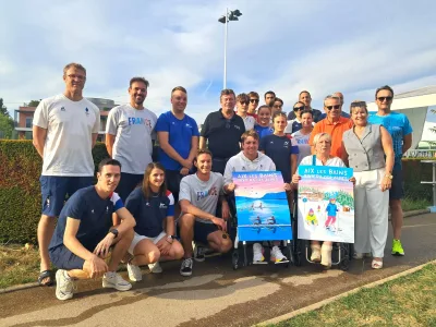 L'équipe de France de para natation aux côtés d'élus d'Aix-les-Bains et de Grand Lac, lundi 25 août, avant la séance d'entraînement du soir qui était ouverte au public.
