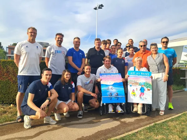 L'équipe de France de para natation aux côtés d'élus d'Aix-les-Bains et de Grand Lac, lundi 25 août, avant la séance d'entraînement du soir qui était ouverte au public.