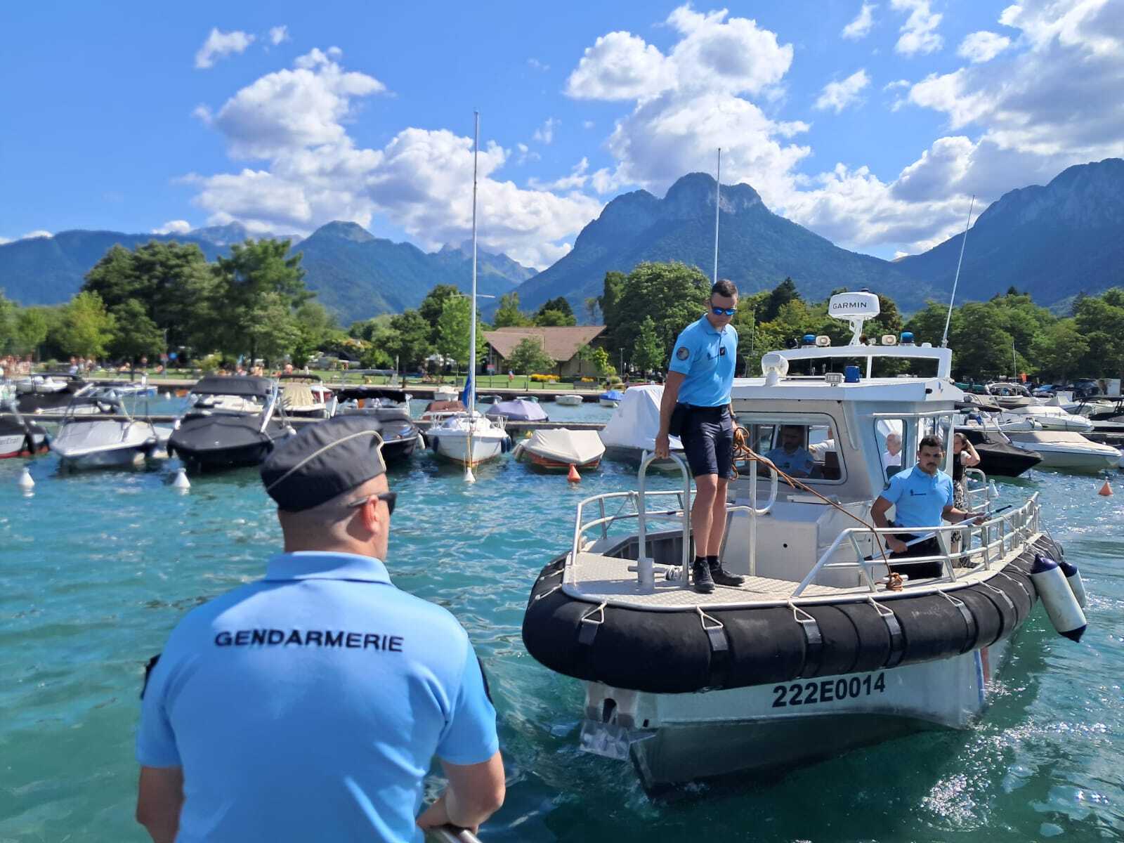 Les gendarmes sont au moins 3 sur le bateau. - ©Alexis Fernandez 