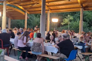 Les joueurs venus appréciés cette soirée à la belle étoile, place du barrage.