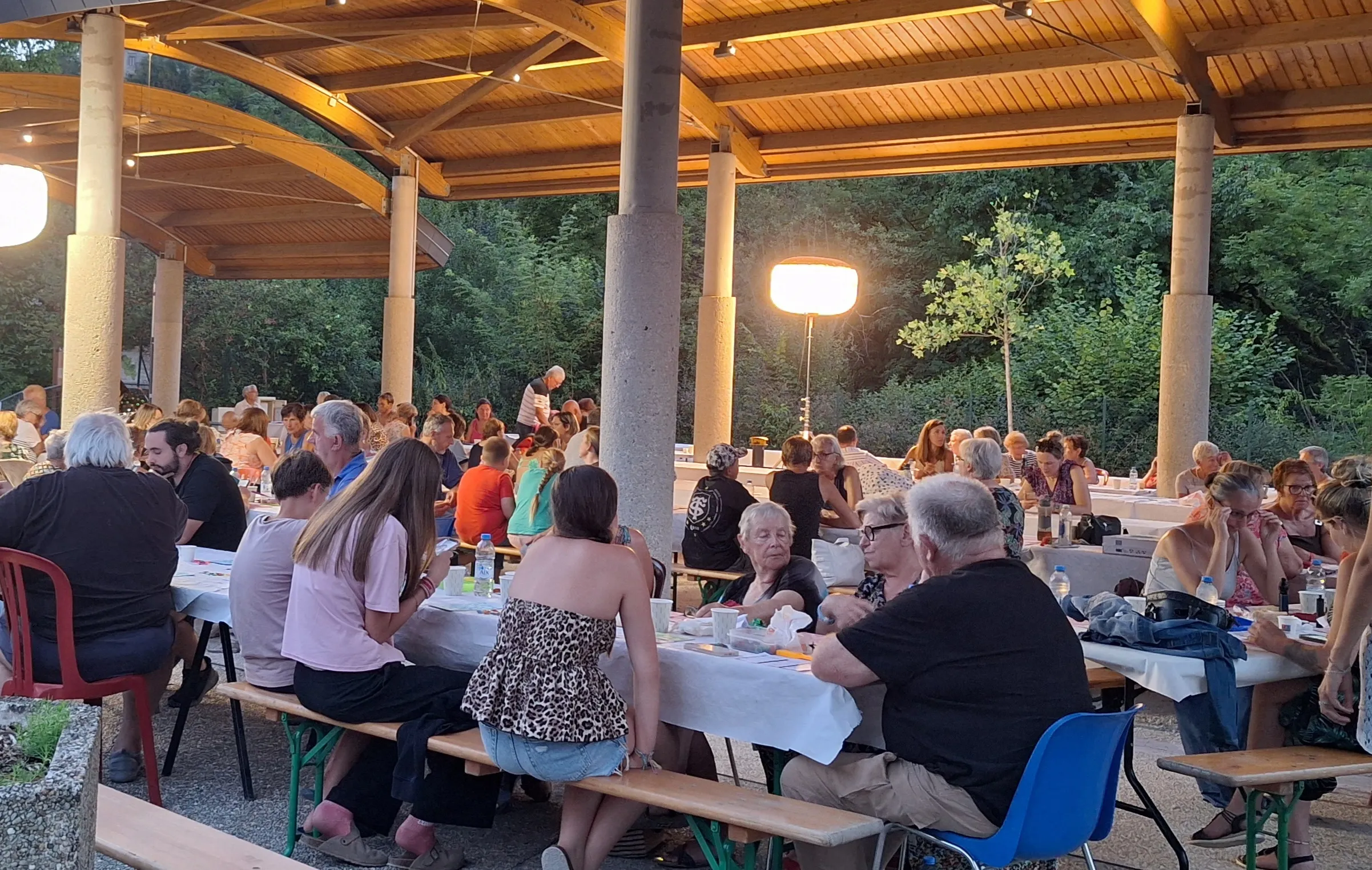 Les joueurs venus appréciés cette soirée à la belle étoile, place du barrage.