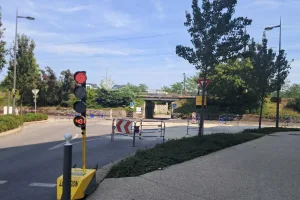 Les travaux impliquent parfois des feux alternatifs qui ralentissent la circulation à Rumilly .