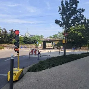 Les travaux impliquent parfois des feux alternatifs qui ralentissent la circulation à Rumilly .