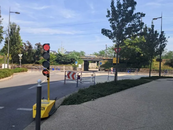 Les travaux impliquent parfois des feux alternatifs qui ralentissent la circulation à Rumilly .