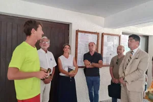 Jean Baptiste a expliqué à David-Anthony Delavoët, le secrétaire général de la préfecture de la Haute-Savoie, les bonnes pratiques pour se baigner en sécurité.