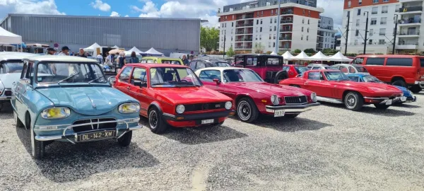 La bourse de voitures anciennes de Rumilly attire les amateurs.