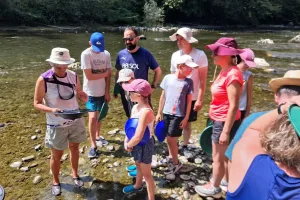 Anne Laure Martin, l'organisatrice de l'activité a expliqué les techniques aux apprentis orpailleurs.