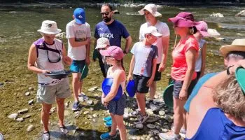 Anne Laure Martin, l'organisatrice de l'activité a expliqué les techniques aux apprentis orpailleurs.