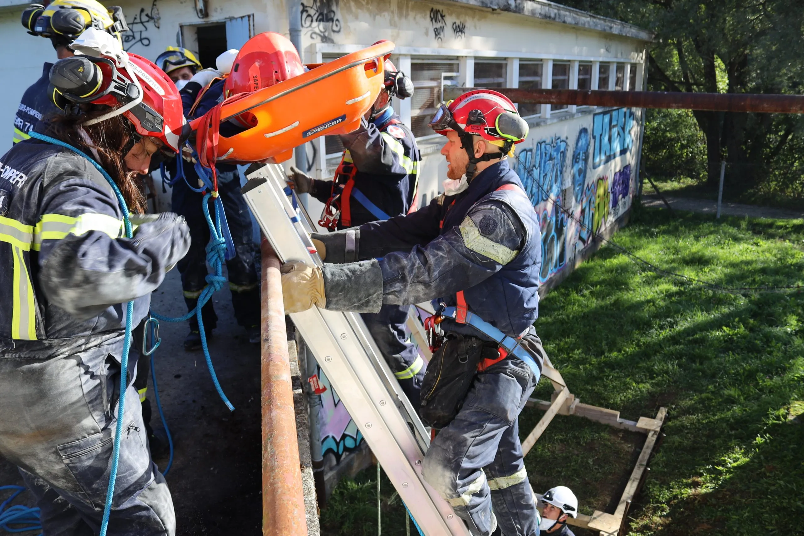 Séisme fictif, solidarité réelle : immersion avec les sauveteurs du FRA-12