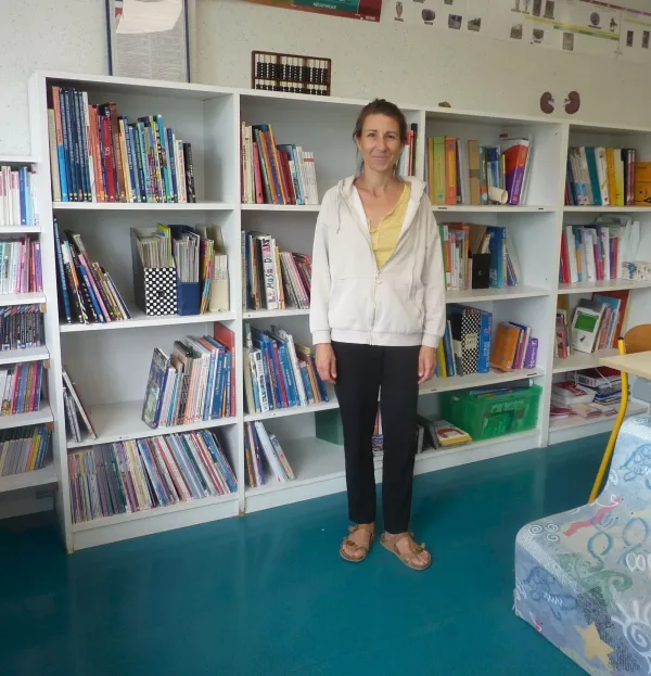 Cécile Moggi dans sa classe.