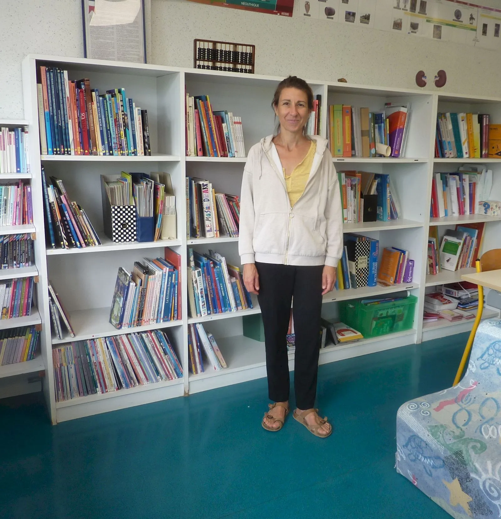 Cécile Moggi dans sa classe.