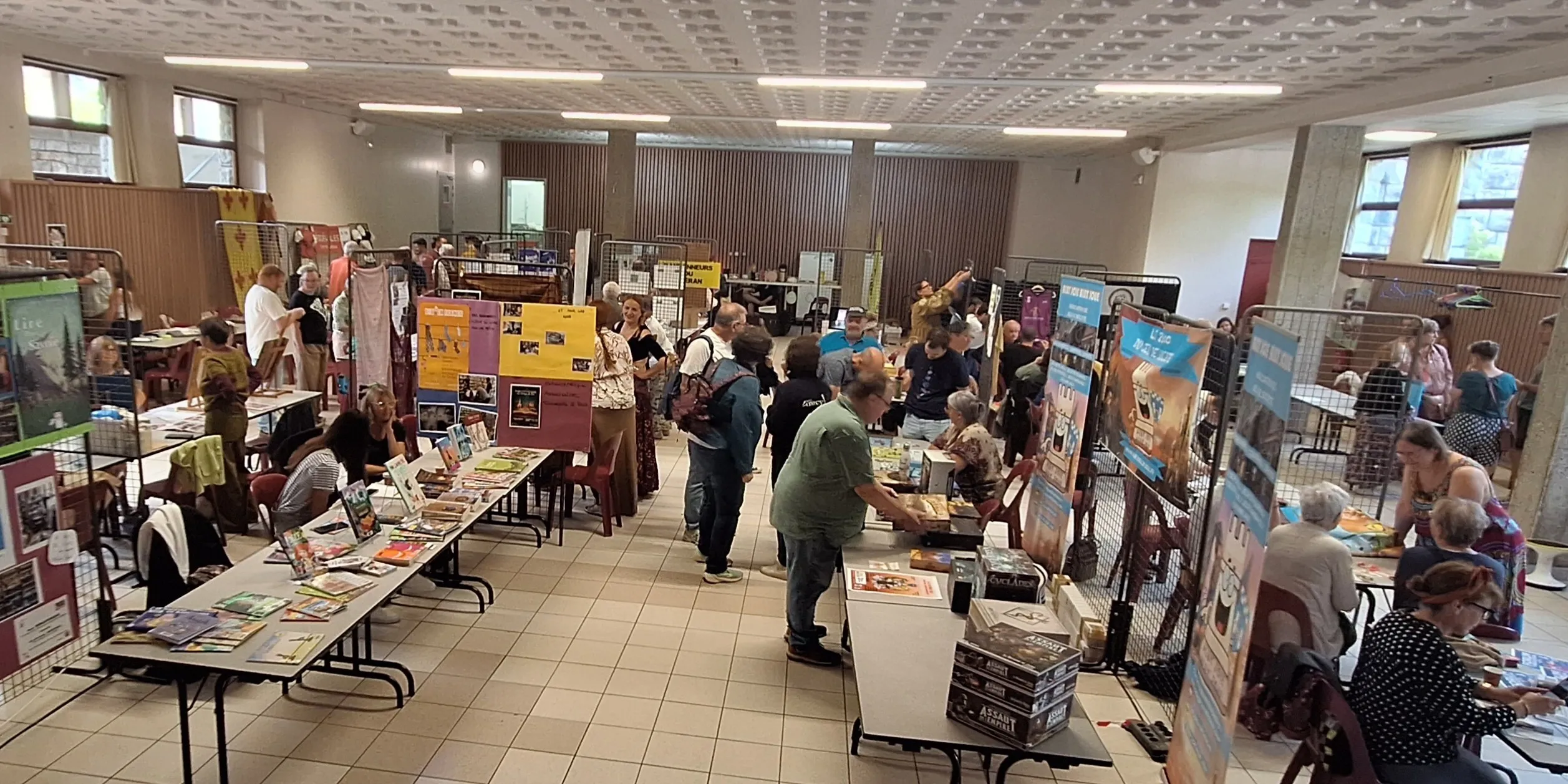 La salle Plaimpalais a accueilli 33 associations et beaucoup de visiteurs pour ce forum du samedi 6 septembre.
