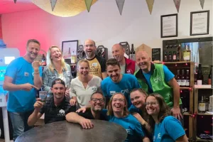 En haut : l'équipe du CAE et les partenaires de la soirée au grand complet.