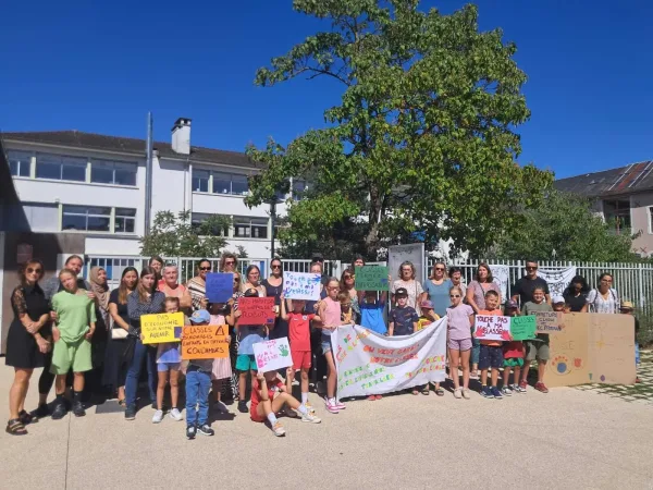 Les parents en les enfants se sont mobilisés ce mercredi 3 septembre devant l'école René Darmet.
