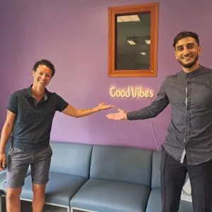 Les deux animateurs Sophie et Jordan accueillent quotidiennement les jeunes.
