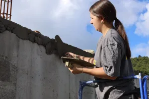 Les métiers de gros oeuvres-maçonnerie attirent aussi les jeunes femmes.